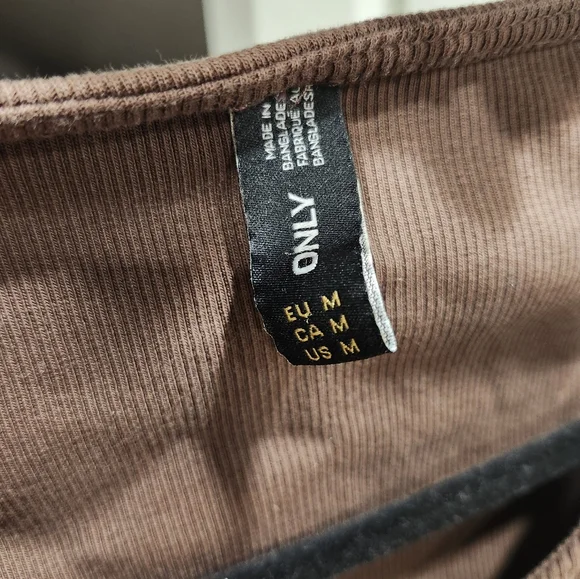 Keyhole Crop Top - Picture 3 of 3